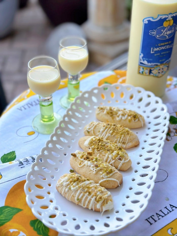 limoncello with cookies